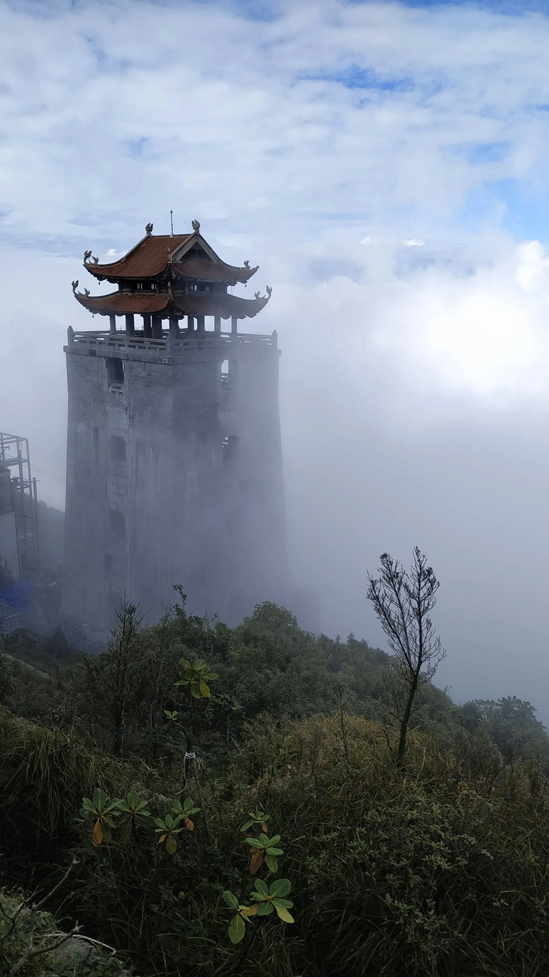 被霧氣柔化的山中寺院亭閣。