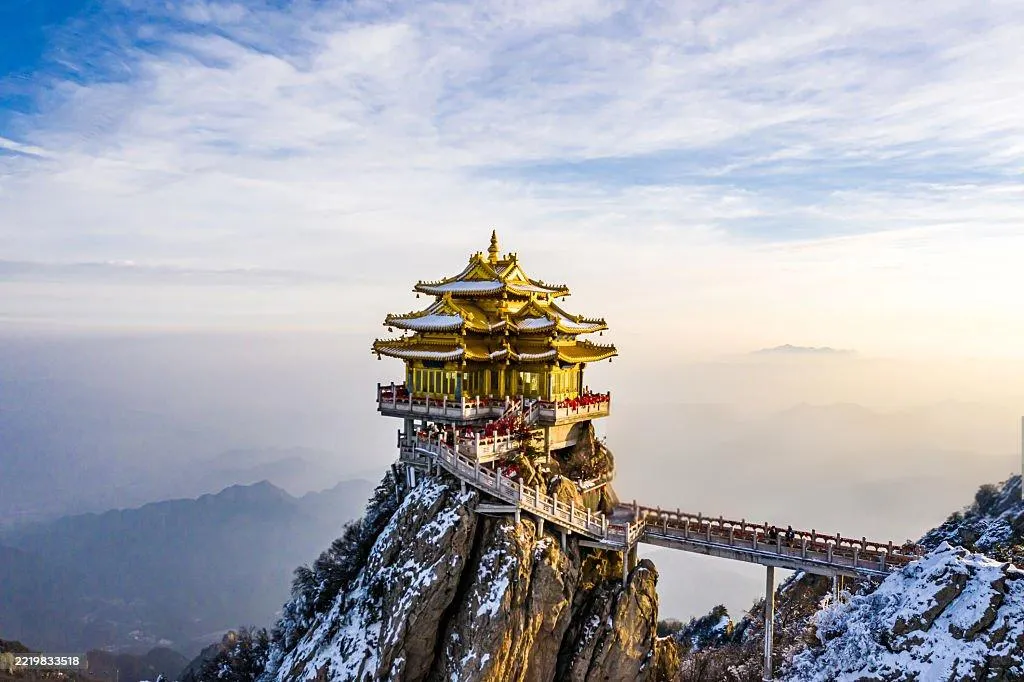 冬霧中若隱若現的山寺亭閣。